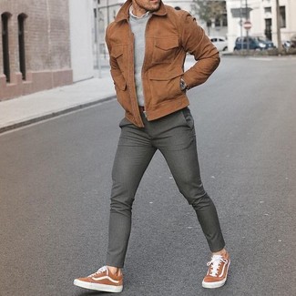 Comment porter des baskets basses en daim marron