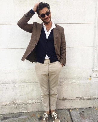 Comment porter des baskets basses en daim marron