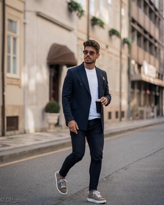 Comment porter des baskets basses en daim marron