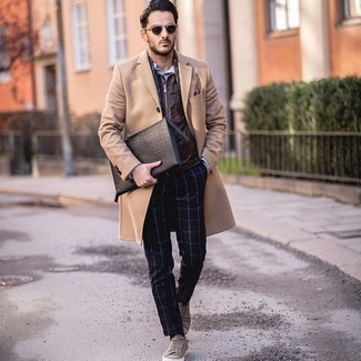 Comment porter des baskets basses en daim marron