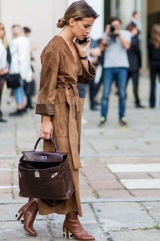 Comment porter un trench en daim marron