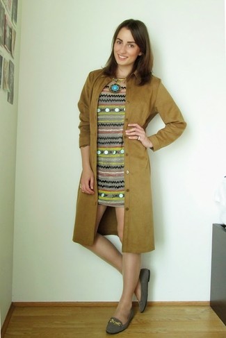 Comment porter un trench en daim marron
