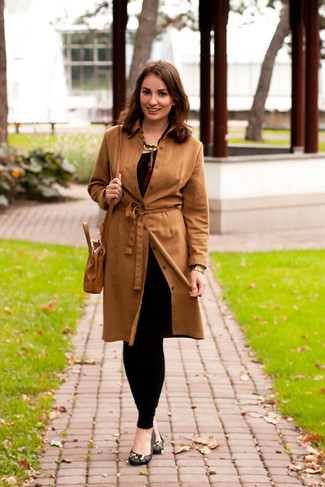 Comment porter un trench en daim marron