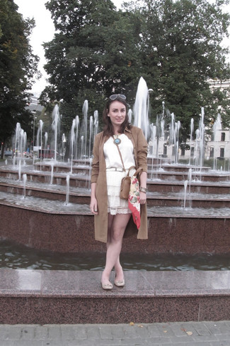 Comment porter un trench en daim marron