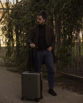 Comment porter une valise marron