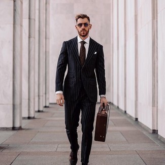 Comment porter une valise marron