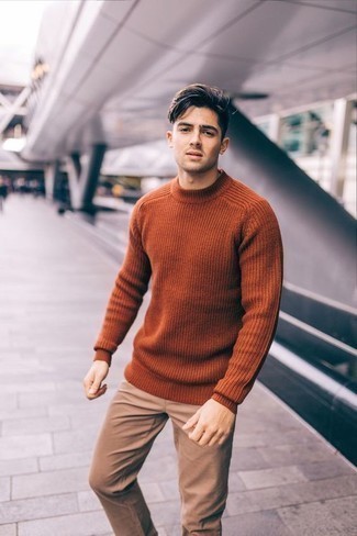 Comment porter un pull marron quand il fait chaud à 20 ans