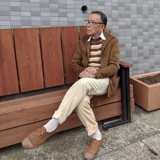 Comment porter un pull marron quand il fait chaud après 60 ans