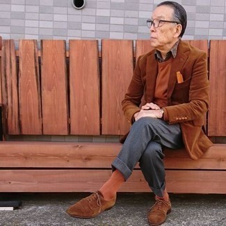 Comment porter un pull marron quand il fait chaud après 60 ans