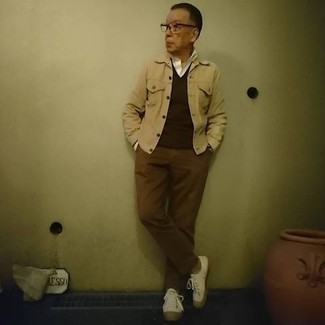 Comment porter un pull marron quand il fait chaud après 60 ans