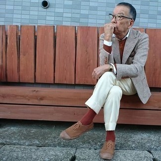 Comment porter un pull marron quand il fait chaud après 60 ans