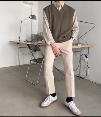 Comment porter un pull en v sans manches marron