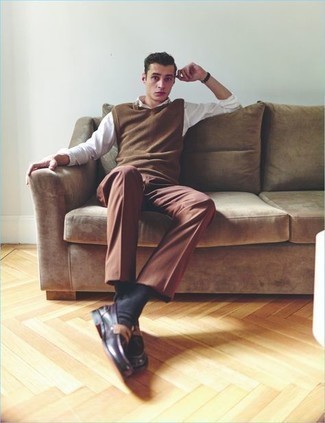 Comment porter un pull en v sans manches marron