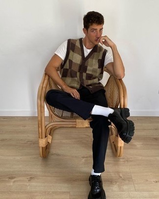 Comment porter un pull en v sans manches marron