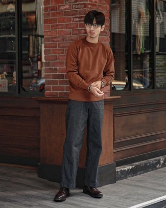 Comment porter un sweat-shirt marron quand il fait chaud