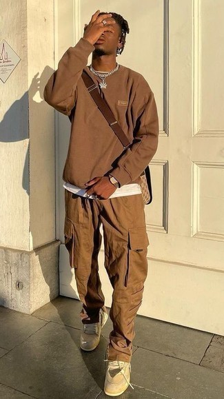 Comment porter un sweat-shirt marron quand il fait chaud
