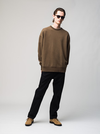 Comment porter un sweat-shirt marron quand il fait chaud