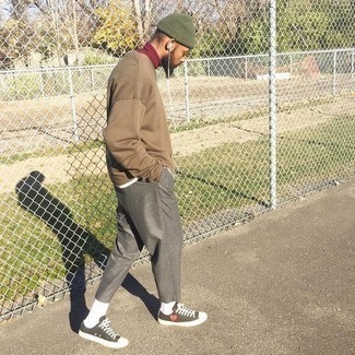 Comment porter un sweat-shirt marron quand il fait chaud