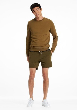 Comment porter un sweat-shirt marron quand il fait chaud