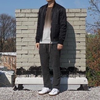 Comment porter un sweat-shirt marron quand il fait chaud