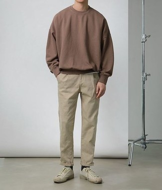 Comment porter un sweat-shirt marron quand il fait chaud