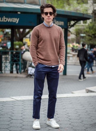 Comment porter un sweat-shirt marron quand il fait chaud