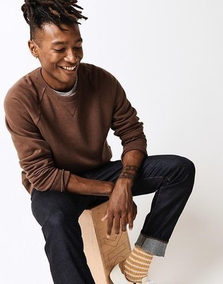 Comment porter un sweat-shirt marron quand il fait chaud