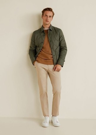 Comment porter un sweat-shirt marron quand il fait chaud
