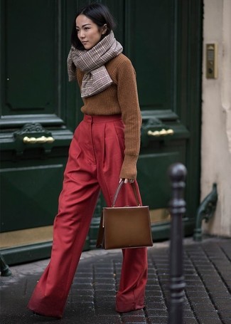 Comment porter un pull à col roulé marron