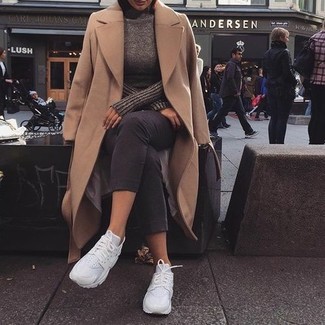 Comment porter un pull à col roulé marron