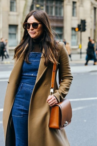 Comment porter un pull à col roulé marron