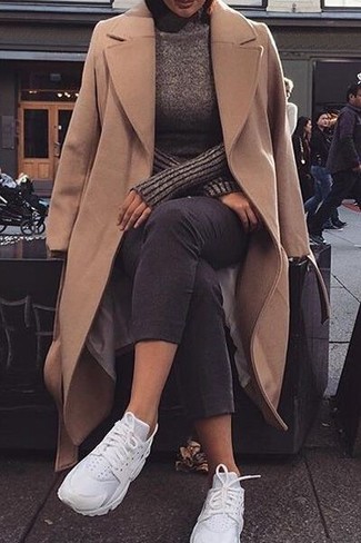 Comment porter un pull à col roulé marron