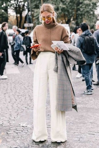 Comment porter un pull à col roulé marron
