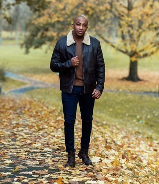 Comment porter un pull à col roulé marron pour un style decontractés quand il fait chaud
