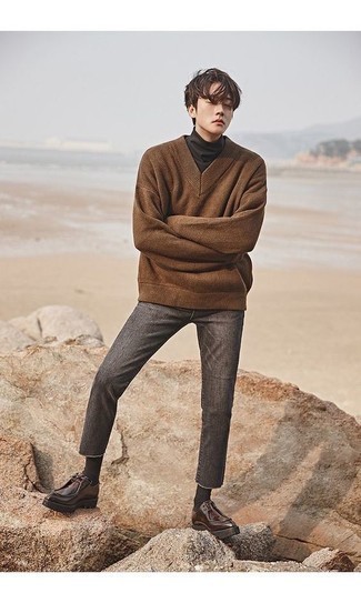 Comment porter un pull à col en v marron