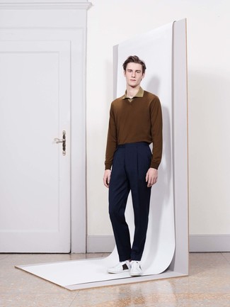 Comment porter un pull à col en v marron