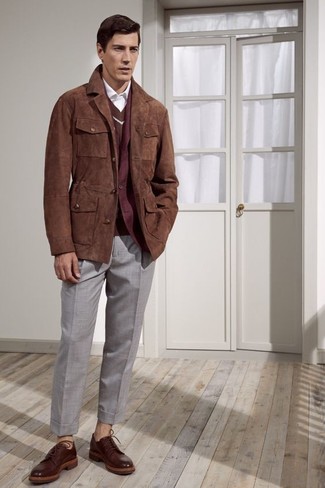 Comment porter un pull à col en v marron