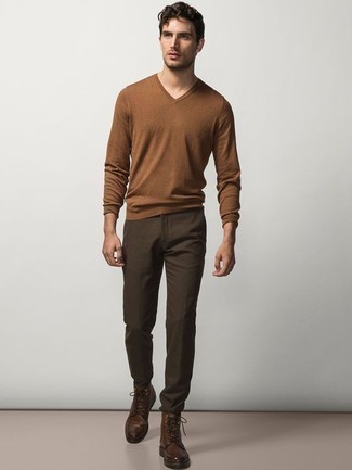 Comment porter un pull à col en v marron