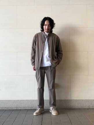 Comment porter une veste universitaire marron