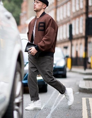 Comment porter une veste universitaire marron