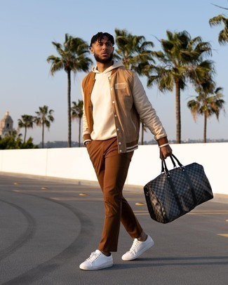 Comment porter une veste universitaire marron