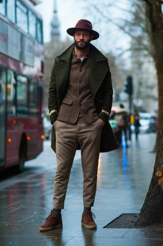 Comment porter une veste en laine marron pour un style chic decontractés quand il fait froid