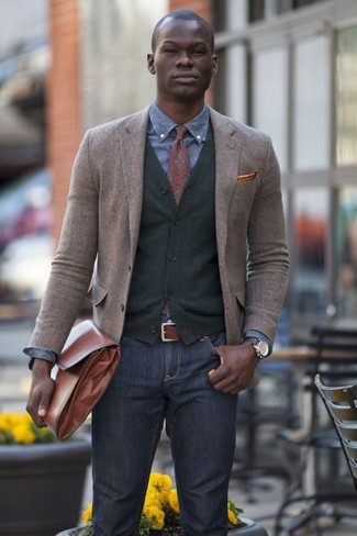 Comment porter une pochette marron pour un style chic decontractés