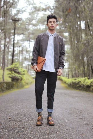 Comment porter une pochette marron pour un style chic decontractés à l'adolescence