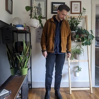 Des bottines chelsea à porter avec un pull à fermeture éclair marron
