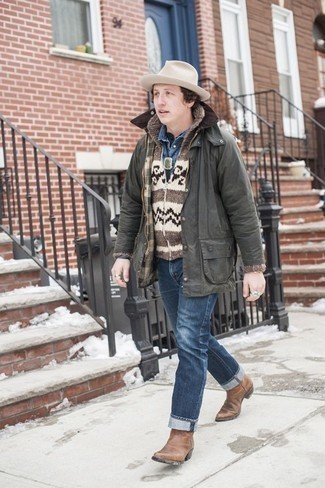Des bottines chelsea à porter avec un pull à fermeture éclair marron
