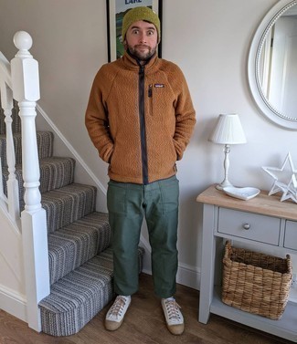 Des baskets basses à porter avec un pull à fermeture éclair marron