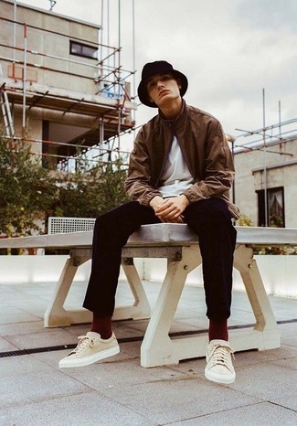 Des baskets basses à porter avec un pull à fermeture éclair marron
