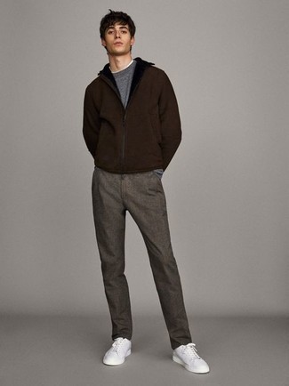 Des baskets basses à porter avec un pull à fermeture éclair marron