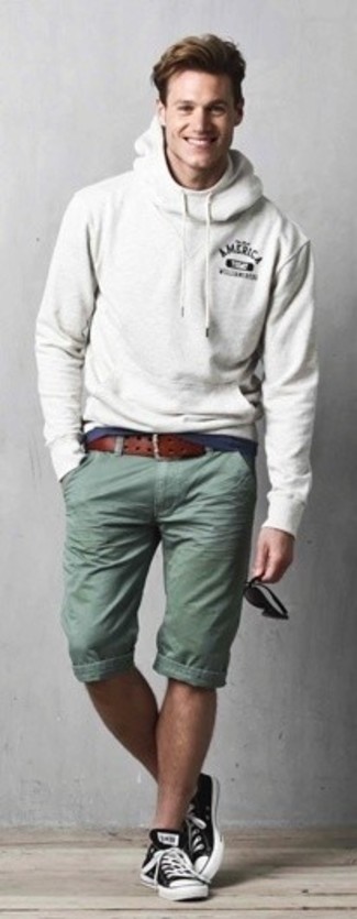 Comment porter une ceinture bordeaux en été